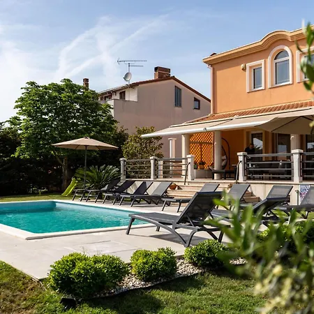 Будинок відпочинку In Mit Privatem Pool By Interhome Пула