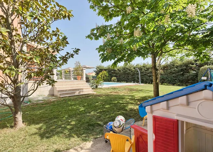 بيت للعطل In Mit Privatem Pool By Interhome بولا