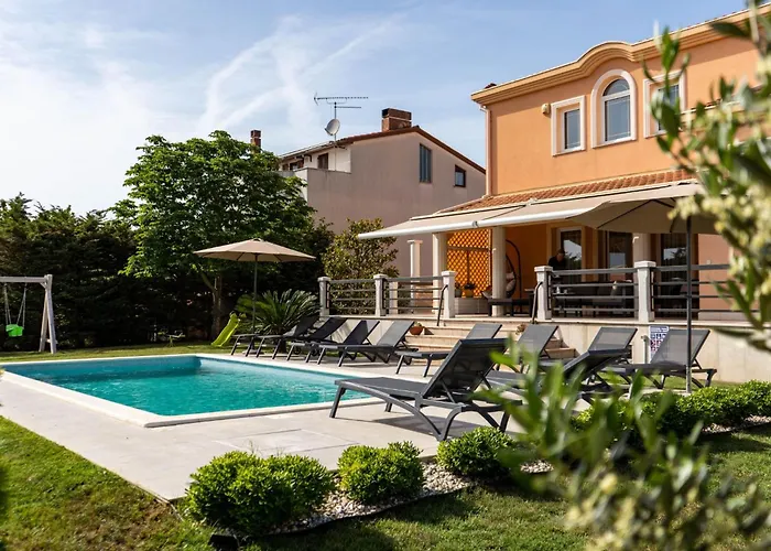 بيت للعطل In Mit Privatem Pool By Interhome بولا