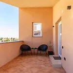 In Mit Privatem Pool By Interhome Nyaraló Póla