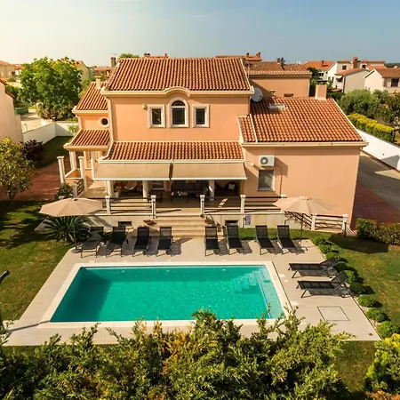 In Mit Privatem Pool By Interhome Vikendica