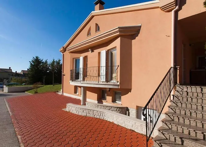 In Mit Privatem Pool By Interhome Сasa de vacaciones Pula