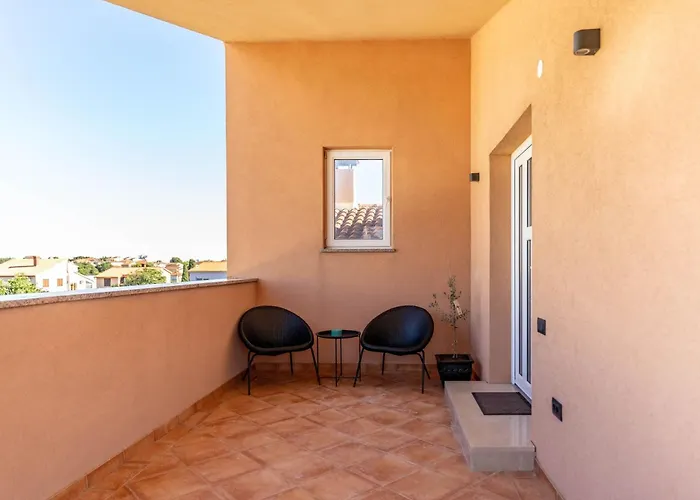 In Mit Privatem Pool By Interhome Сasa de vacaciones Pula